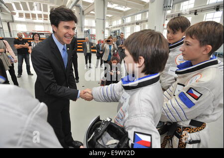 Pilsen, Tschechische Republik. 3. November 2014. US-Botschafter in der Tschechischen Republik Andrew Schapiro (links) wird bei seinem Besuch im Techmanie Science Center mit der Crew Expedition Universum in Pilsen, Tschechische Republik, 3. November 2014 gesehen. Bildnachweis: Pavel Nemecek/CTK Foto/Alamy Live-Nachrichten Stockfoto