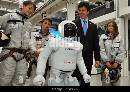 Pilsen, Tschechische Republik. 3. November 2014. US-Botschafter in der Tschechischen Republik Andrew Schapiro (zweiter von rechts) wird bei seinem Besuch in der Techmanie Science Center mit der Crew Expedition Universum und Roboter ASIMO in Pilsen, Tschechische Republik, 3. November 2014 gesehen. Bildnachweis: Pavel Nemecek/CTK Foto/Alamy Live-Nachrichten Stockfoto