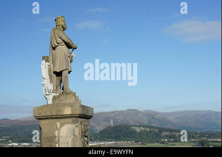 Eine Statue von Robert the Bruce Blick über Stirling, mit malerischen Hügeln und Wallace Monument im Hintergrund. Stockfoto