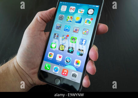Nahaufnahme des Mannes mit neuen iPhone 6 Plus Smartphone Stockfoto
