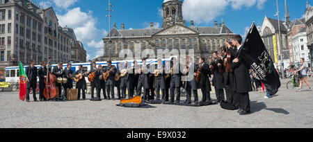 AMSTERDAM, AUGUST 4: große Gruppe der Street Performer improvisieren ein live-Konzert in der DAM-Platz am 4. August 2014 in Amsterdam Stockfoto