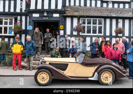 Oldtimer-Fans vor dem Radnorshire Arms Hotel in Presteigne, Powys, Großbritannien, wo der Vintage Sports-Car Club ihre jährliche Rallye abhält Stockfoto