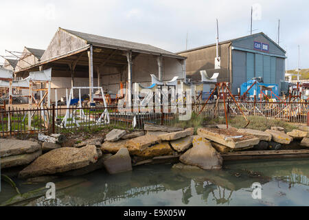 Drei Tore Medina Boat Yard Süden Pontonboote, alte GBR Herausforderung Hof, Cowes, Isle Of Wight, England, UK, Stockfoto