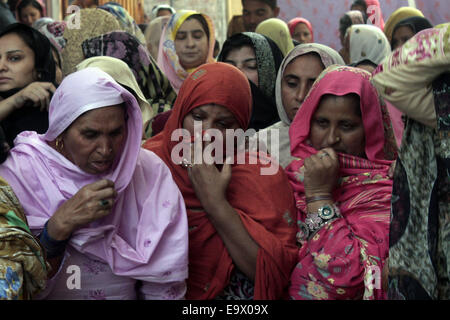 Lahore. 3. November 2014. Pakistanische Frauen trauern über den Tod ihrer Angehörigen während einer Trauerfeier der Opfer der Explosion in Ost-Pakistan Lahore am 3. November 2014. Mindestens 55 Menschen wurden getötet und 118 Verletzte in einem Selbstmordanschlag, das im östlichen Stadt Lahore in Pakistan am Sonntagabend in der Nähe von Wagah Grenzübergangsstelle in Pak-indischen Grenze stattfand, sagte Polizeibeamten. © Jamil Ahmed/Xinhua/Alamy Live-Nachrichten Stockfoto