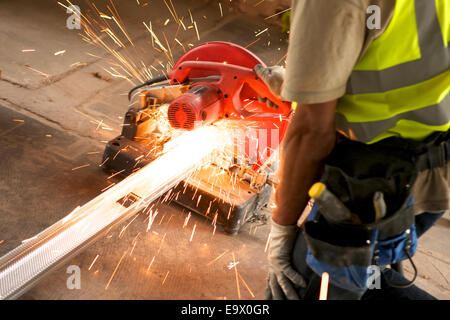 Arbeiter, die durch stehlen erstellen Funken auf Baustelle Stockfoto