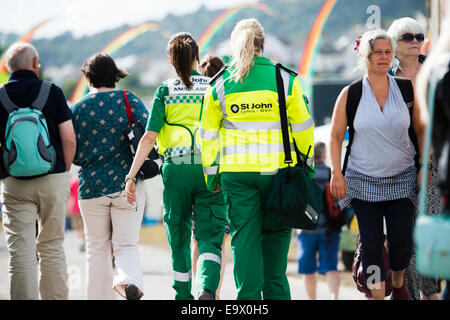 Zwei St John Ambulance Wales erste Beistand Frauen freiwillige bei der National Eisteddfod of Wales, Llanelli, 2014 Stockfoto