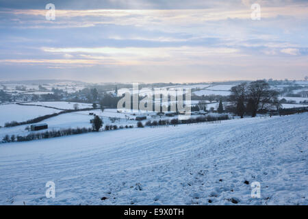 Das Dorf Trellech und die umliegende Landschaft bedeckt mit einer Schneedecke, Monmouthshire, South Wales. Stockfoto