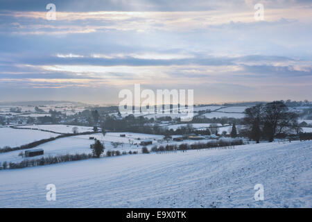 Das Dorf Trellech und die umliegende Landschaft bedeckt mit einer Schneedecke, Monmouthshire, South Wales. Stockfoto