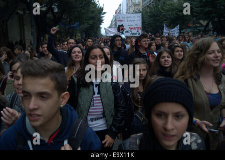 Thessaloniki, Griechenland. 3. November 2014. Hunderte von Schülerinnen und Schüler gingen auf die Straße von Thessaloniki, Griechenlands zweitgrößte Stadt, Bildungspolitik der Regierung zu protestieren. Bildnachweis: Orhan Zolak /Alamy Live-Nachrichten Stockfoto