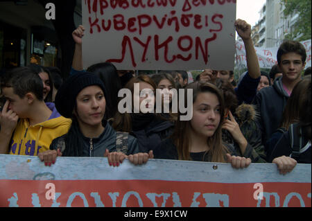 Thessaloniki, Griechenland. 3. November 2014. Hunderte von Schülerinnen und Schüler gingen auf die Straße von Thessaloniki, Griechenlands zweitgrößte Stadt, Bildungspolitik der Regierung zu protestieren. Bildnachweis: Orhan Zolak /Alamy Live-Nachrichten Stockfoto