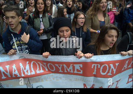 Thessaloniki, Griechenland. 3. November 2014. Hunderte von Schülerinnen und Schüler gingen auf die Straße von Thessaloniki, Griechenlands zweitgrößte Stadt, Bildungspolitik der Regierung zu protestieren. Bildnachweis: Orhan Zolak /Alamy Live-Nachrichten Stockfoto