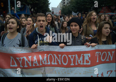 Thessaloniki, Griechenland. 3. November 2014. Hunderte von Schülerinnen und Schüler gingen auf die Straße von Thessaloniki, Griechenlands zweitgrößte Stadt, Bildungspolitik der Regierung zu protestieren. Bildnachweis: Orhan Zolak /Alamy Live-Nachrichten Stockfoto