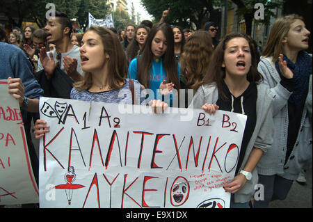 Thessaloniki, Griechenland. 3. November 2014. Hunderte von Schülerinnen und Schüler gingen auf die Straße von Thessaloniki, Griechenlands zweitgrößte Stadt, Bildungspolitik der Regierung zu protestieren. Bildnachweis: Orhan Zolak /Alamy Live-Nachrichten Stockfoto