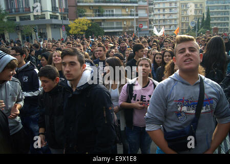 Thessaloniki, Griechenland. 3. November 2014. Hunderte von Schülerinnen und Schüler gingen auf die Straße von Thessaloniki, Griechenlands zweitgrößte Stadt, Bildungspolitik der Regierung zu protestieren. Bildnachweis: Orhan Zolak /Alamy Live-Nachrichten Stockfoto