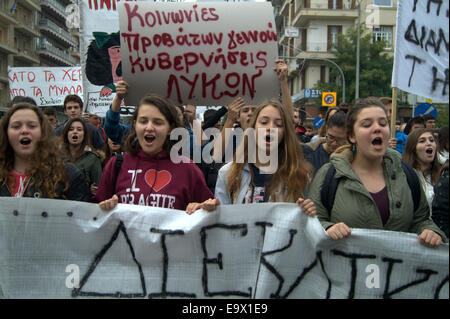 Thessaloniki, Griechenland. 3. November 2014. Hunderte von Schülerinnen und Schüler gingen auf die Straße von Thessaloniki, Griechenlands zweitgrößte Stadt, Bildungspolitik der Regierung zu protestieren. Bildnachweis: Orhan Zolak /Alamy Live-Nachrichten Stockfoto