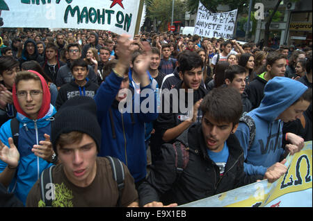 Thessaloniki, Griechenland. 3. November 2014. Hunderte von Schülerinnen und Schüler gingen auf die Straße von Thessaloniki, Griechenlands zweitgrößte Stadt, Bildungspolitik der Regierung zu protestieren. Bildnachweis: Orhan Zolak /Alamy Live-Nachrichten Stockfoto