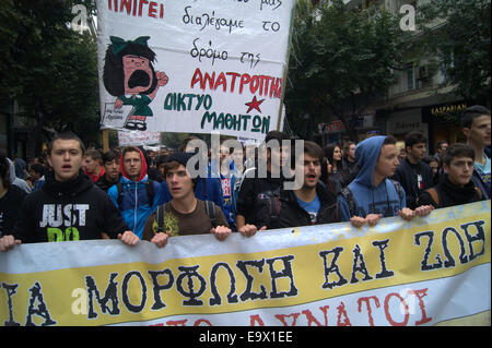 Thessaloniki, Griechenland. 3. November 2014. Hunderte von Schülerinnen und Schüler gingen auf die Straße von Thessaloniki, Griechenlands zweitgrößte Stadt, Bildungspolitik der Regierung zu protestieren. Bildnachweis: Orhan Zolak /Alamy Live-Nachrichten Stockfoto