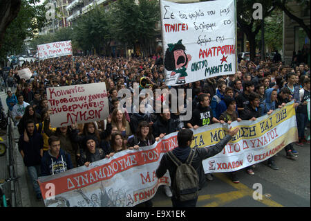 Thessaloniki, Griechenland. 3. November 2014. Hunderte von Schülerinnen und Schüler gingen auf die Straße von Thessaloniki, Griechenlands zweitgrößte Stadt, Bildungspolitik der Regierung zu protestieren. Bildnachweis: Orhan Zolak /Alamy Live-Nachrichten Stockfoto