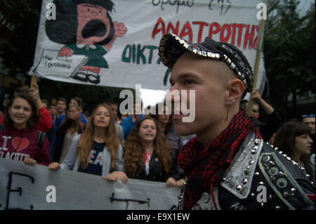 Thessaloniki, Griechenland. 3. November 2014. Hunderte von Schülerinnen und Schüler gingen auf die Straße von Thessaloniki, Griechenlands zweitgrößte Stadt, Bildungspolitik der Regierung zu protestieren. Bildnachweis: Orhan Zolak /Alamy Live-Nachrichten Stockfoto