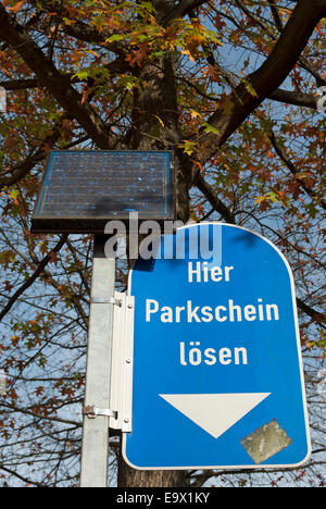 Deutsche Verkehrszeichen angrenzend an ein Solar-Panel zeigt einen Parkplatz Ticket Maschine, Essen, Deutschland Stockfoto