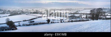 Das Dorf Trellech und die umliegende Landschaft bedeckt mit einer Schneedecke, Monmouthshire, South Wales. Stockfoto