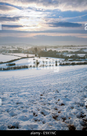 Das Dorf Trellech und die umliegende Landschaft bedeckt mit einer Schneedecke, Monmouthshire, South Wales. Stockfoto