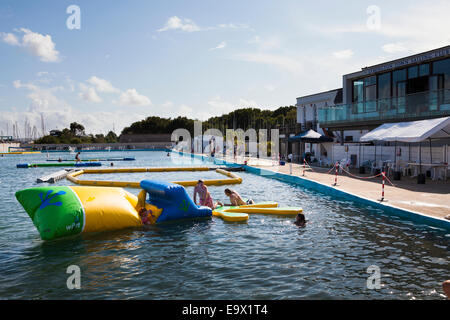 Leute, die Spaß am Lymington freien Meer Wasser Schwimmbäder Stockfoto