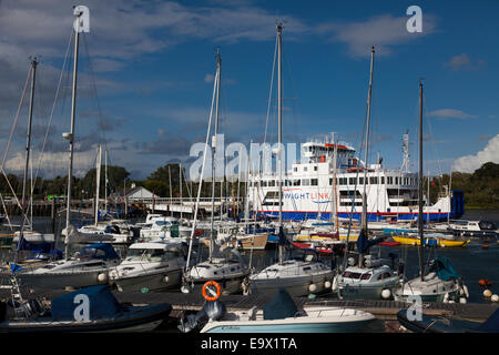 Wightlink Autofähre betritt Lymington Hafen vorbei festgemachten Jachten Stockfoto