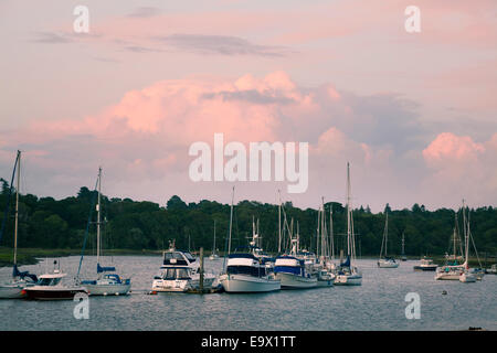 Festgemachten Jachten auf dem Beaulieu River am Abend Stockfoto