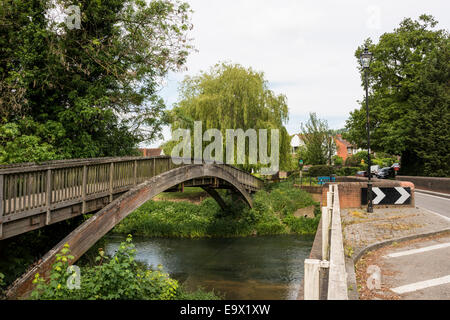 Hölzerne Fußgängerbrücke über den Fluss Maulwurf in Brockham, Surrey, UK Stockfoto