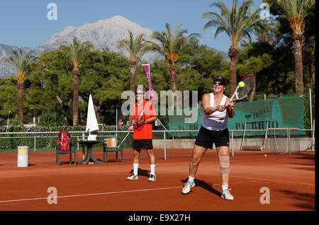 Paar Tennisspielen im Gueral Premier Resort Tekirova, Antalya, Tuerkei, Stockfoto