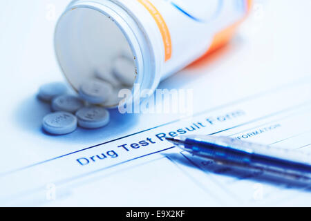 Drug Test leeres Formular mit Vielzahl von Arzneimitteln Stockfoto