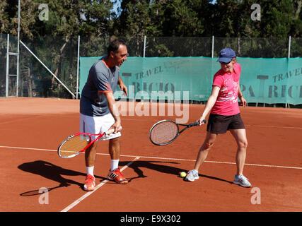 Tennislehrer und Frau praktizieren in Belek, Antalya, Türkei Stockfoto