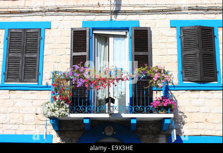 Mittelalterliche Balkon mit Blumentöpfe Stockfoto