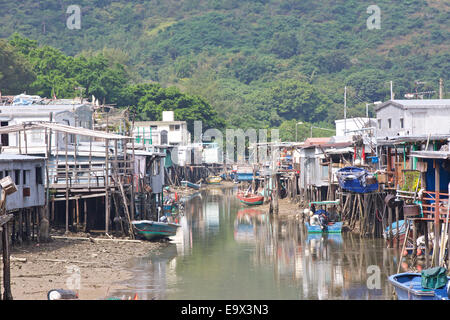 Ebbe in den Fluss durch die vielen Häuser auf Stelzen in Tai O, Lantau Island, Hong Kong. Stockfoto