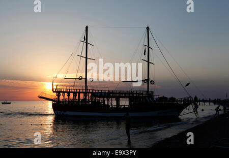 Ausflug-Segelboot verankert am Strand bei Sonnenuntergang, Manavgat, Antalya, Türkei, Asien Stockfoto