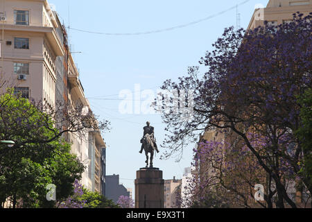 Skulptur in Hommage an die ex-Präsident Julio Argentino Roca. Diagonale Sur, Buenos Aires, Argentinien. Stockfoto