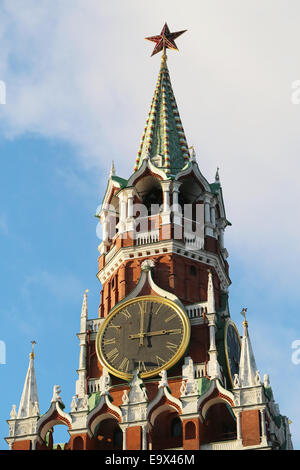 Spasskaja-Turm des Moskauer Kremls auf dem Hintergrund des blauen Himmels Stockfoto