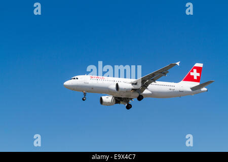 Swiss International Airlines Airbus A320-Flugzeug bei Landung in London-Heathrow, England, Großbritannien Stockfoto