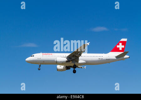 Swiss International Airlines Airbus A320 Flugzeug, Regensdorf, HB-IJF im Landeanflug in London Heathrow, England, Großbritannien Stockfoto