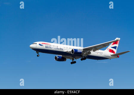 BA Flugzeug. British Airways Boeing 767 Flug-, G-BNWZ im Landeanflug in London Heathrow, England, Großbritannien Stockfoto