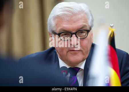 Seoul, Südkorea. 31. Oktober 2014. Deutscher Außenminister Frank-Walter Steinmeier (SPD) spricht mit seinem südkoreanischen Kollegen in Seoul, Südkorea, 31. Oktober 2014. Foto: Maurizio Gambarini/Dpa/Alamy Live News Stockfoto