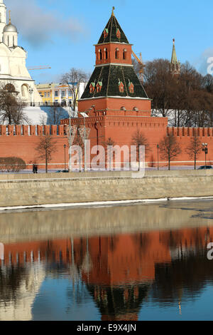 Moskauer Kreml im Winter fotografiert auf einem Hintergrund von der Moskwa bedeckt mit Eis Stockfoto