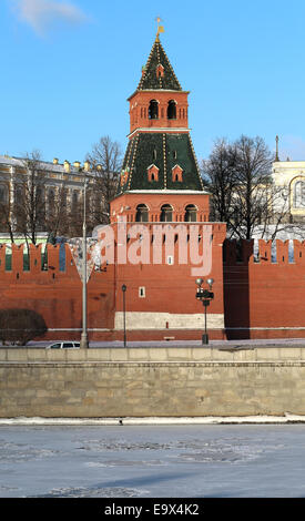 Moskauer Kreml im Winter fotografiert auf einem Hintergrund von der Moskwa bedeckt mit Eis Stockfoto