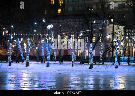 Die Lichter im Winterpark auf Bäume und Gebäude in Moskau Stockfoto