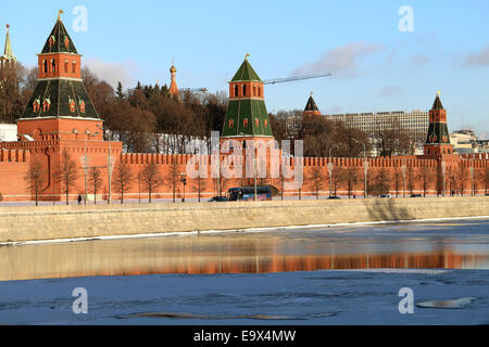 Moskauer Kreml im Winter fotografiert auf einem Hintergrund von der Moskwa bedeckt mit Eis Stockfoto