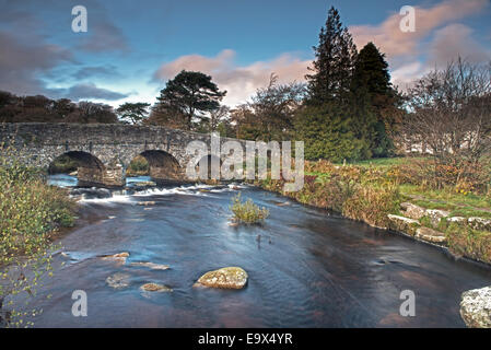 Klöppel Brücke bei Postbridge am East Dart River. Dartmoor National Park, Devon, England, Uk Stockfoto