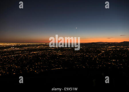 Los Angeles und Pasadena Dämmerung Nacht Berg Draufsicht. Stockfoto