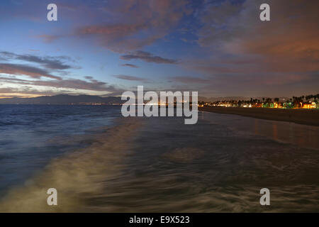 Abenddämmerung Surf am berühmten Venice Beach in Los Angeles, Kalifornien. Stockfoto