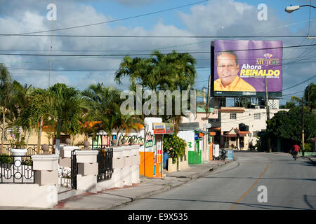 Dominikanische Republik, Osten, Wahlplakat in der Region Jobo Jagoey bei Higüey, Stockfoto